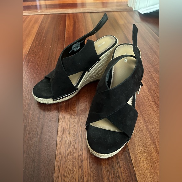 NWOT APT. 9 BLACK WEDGES SIZE 7 - Picture 2 of 3